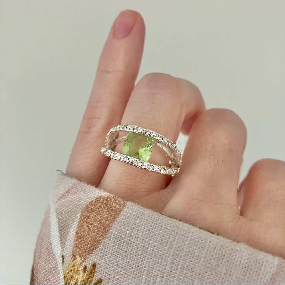 NRT Green & Silver Two Shank Ring “Venus” Avon Signed Peridot Eye Art Deco